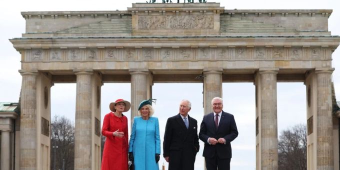 Camilla und König Charles III. zwischen Elke Büdenbender (li.) und Bundespräsident Frank-Walter Steinmeier (re.) vor dem Brandenburger Tor. Camilla und König Charles III. zwischen Elke Büdenbender (li.) und Bundespräsident Frank-Walter Steinmeier (re.) vor dem Brandenburger Tor.
