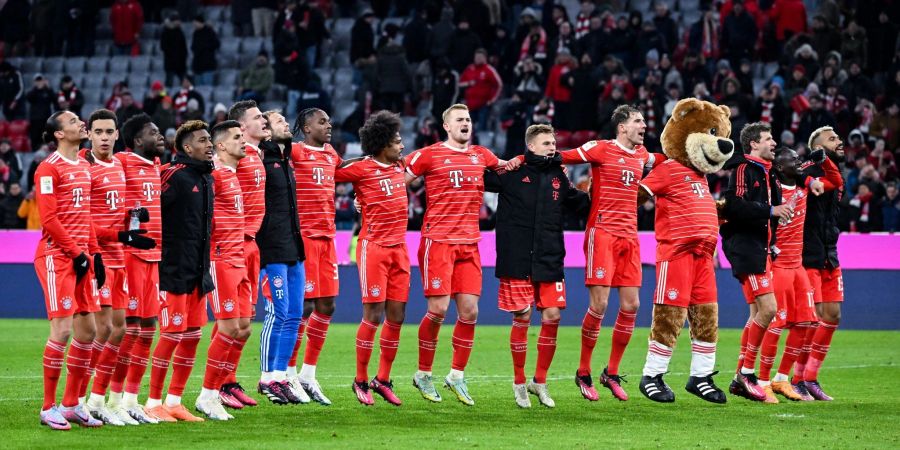 Das Maskottchen «Berni» feiert mit den Spielern des FC Bayern.