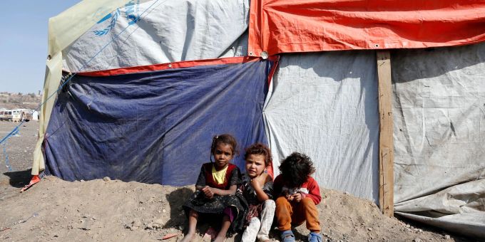Kinder vor einem Zelt im Lager Dharawan für Binnenflüchtlinge in der Nähe von Sanaa. jemen