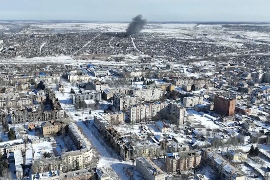 Neue Videoaufnahmen von Bachmut, die am 13. Februar 2023 mit einer Drohne für The Associated Press aus der Luft gemacht wurden, zeigen, wie die längste Schlacht der einjährigen russischen Invasion die Stadt der Salz- und Gipsminen in der Ostukraine in eine Geisterstadt verwandelt hat.