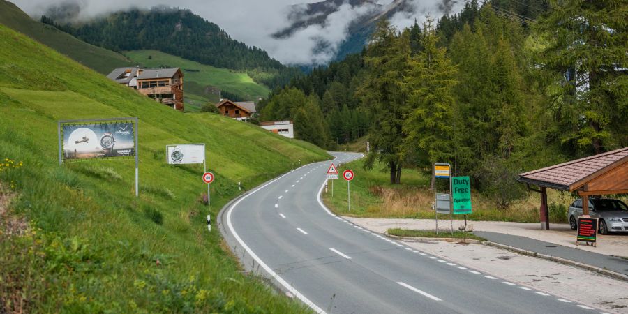 Die Talstrasse in der Gemeinde Samnaun in der Region Engiadina Bassa/Val Müstair.