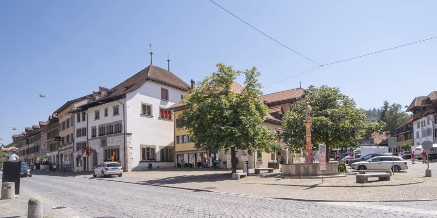 Der Marktplatz, der Brunnen und die Gemeindeverwaltung in Büren an der Aare.