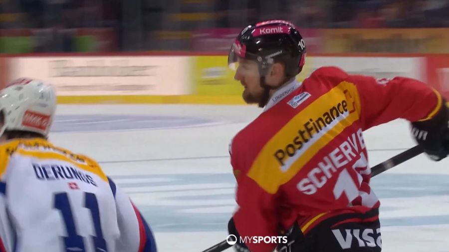 Tristan Scherwey zwickt Keanu Derungs mit dem Stock.