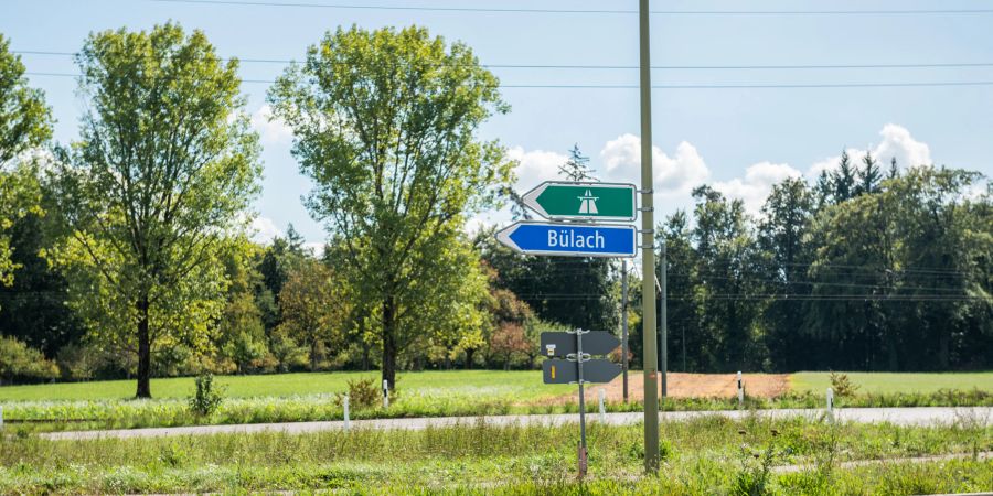 Strassen Wegweisung in Richtung Bülach.