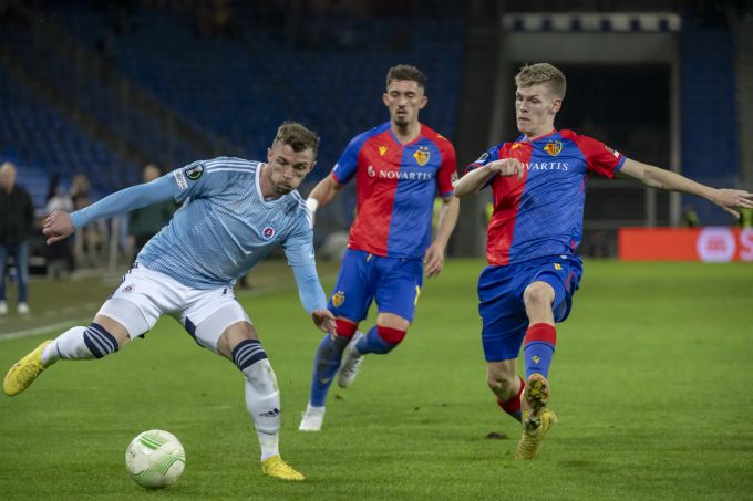 Aleksandar Cavric (Slovan) gegen Anton Kade (FCB) im Achtelfinal-Hinspiel der Europa Conference League. FCB Slovan Conference League