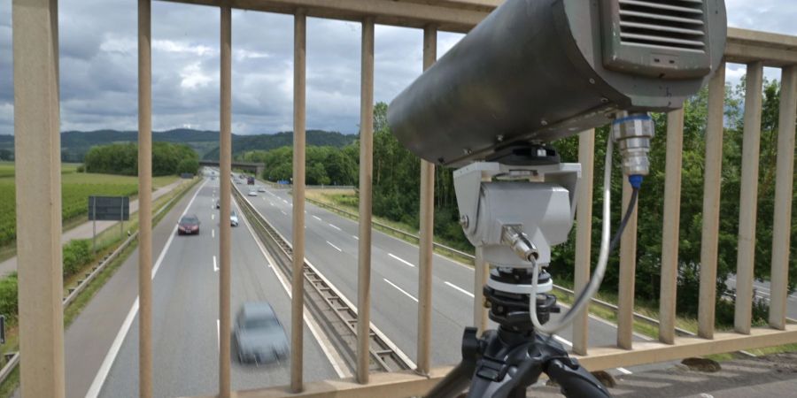 Eine Monocam zur Aufzeichnung von Handysündern am Steuer steht auf einer Brücke über der A602 bei Kenn in Rheinland-Pfalz.