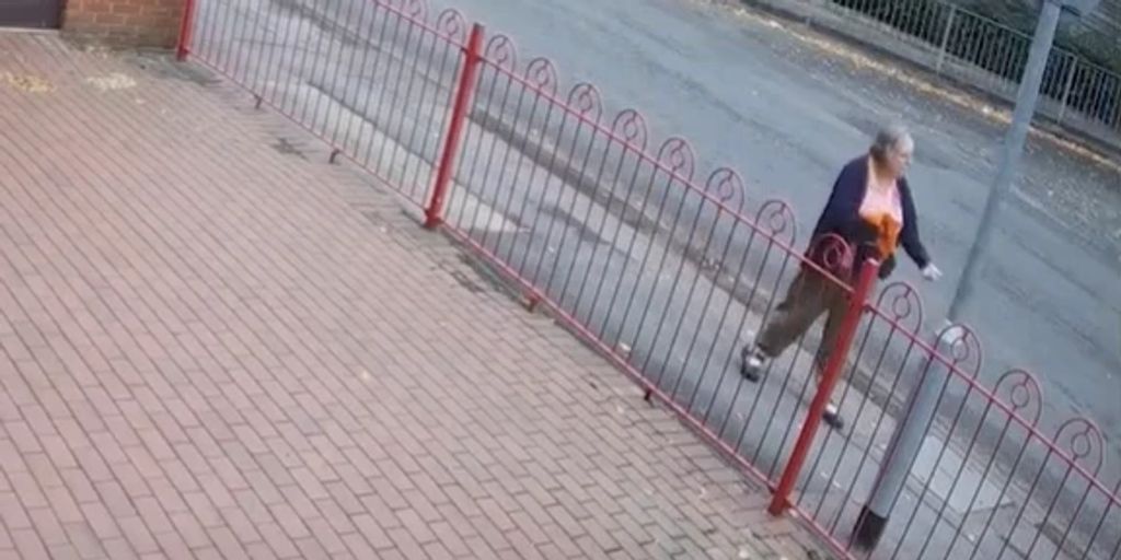 Cyclist (77) kicked off the sidewalk into the street – dead