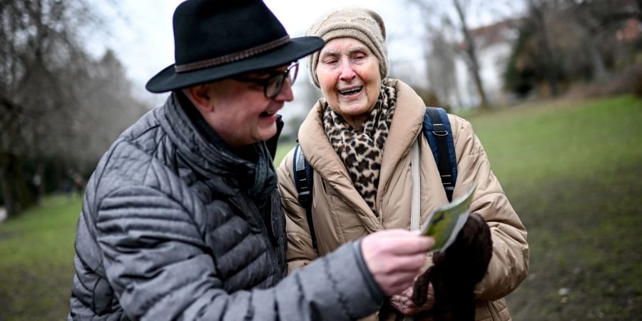 Helga Müller zeigt Jan Römmler bei einem Spaziergang ein altes Foto. Unter der Motto «Jung trifft Alt» vermittelt der Verein «Freunde alter Menschen» Kontakte zwischen jungen und älteren Menschen.