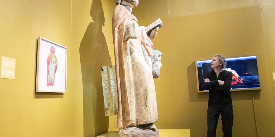 Der Künstler Abraham Poincheval lebt eine Woche lang in Freiburg in einer Heiligenstatue.