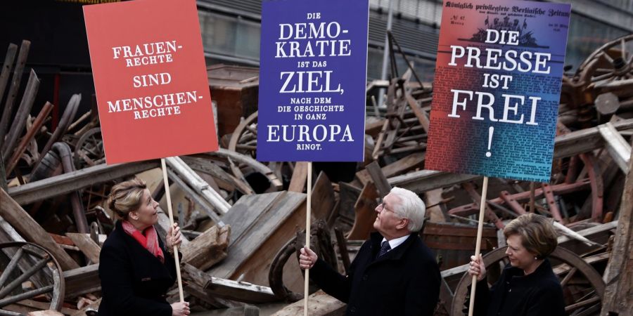 Vor der Installation einer Strassenbarrikade eröffnen Franziska Giffey, Frank Walter-Steinmeier und Cornelia Seibeld das «Wochenende für die Demokratie» in Berlin.