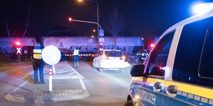 Polizei steht an einem Bahnübergang im Kölner Stadtteil Ossendorf. Köln Unfall