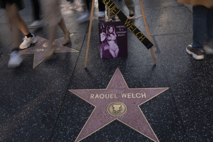 Der Hollywood-Stern von Raquel Welch wurde nach ihrem Tod dekoriert. Raquel Welch