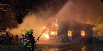 Baar: Meterhohe Flammen aus Schopf