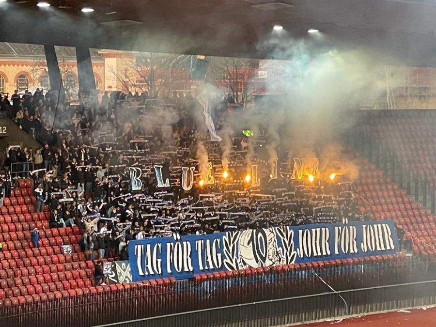 In beiden Sektoren brennts: Die FCL-Fans zünden schon vor der Partie.