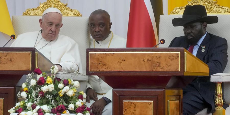 Papst Franziskus (l) und Salva Kiir (r), Präsident des Südsudans, halten während ihres Treffens im Präsidentenpalast ihre Reden. Foto: Gregorio Borgia/AP/dpa