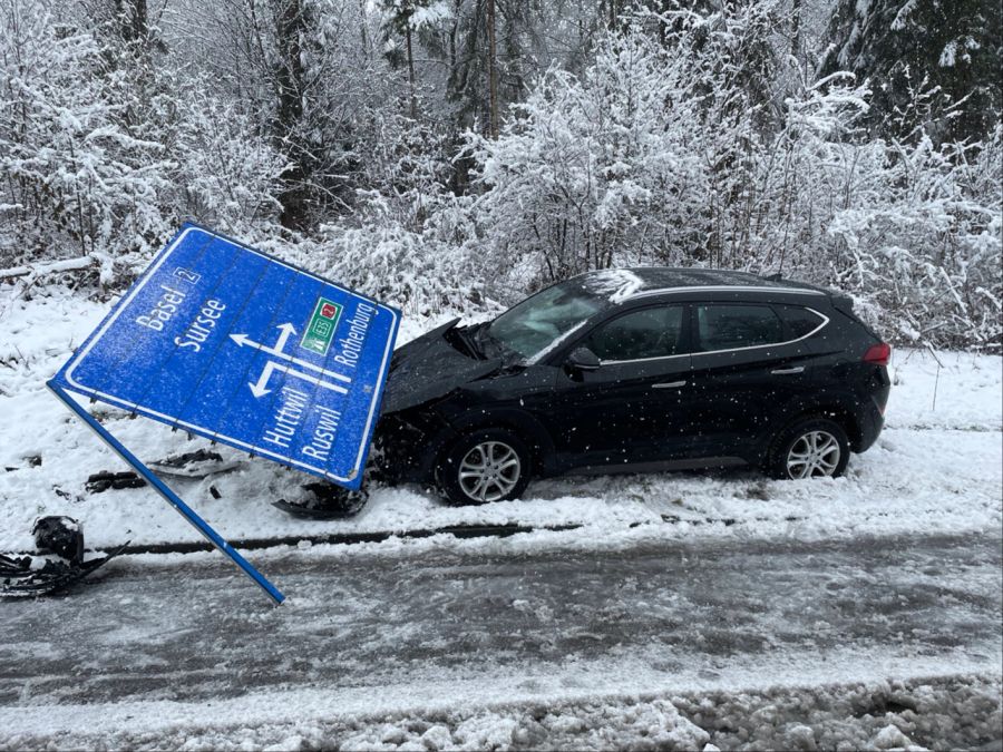 In Emmenrbücke kollidierte ein Lenker mit einer Verkehrstafel.