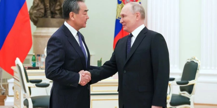 Wang Yi und Wladimir Putin