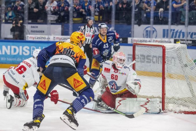 Dario Simion erzielt das entscheidende 2:1 für den EV Zug. simion