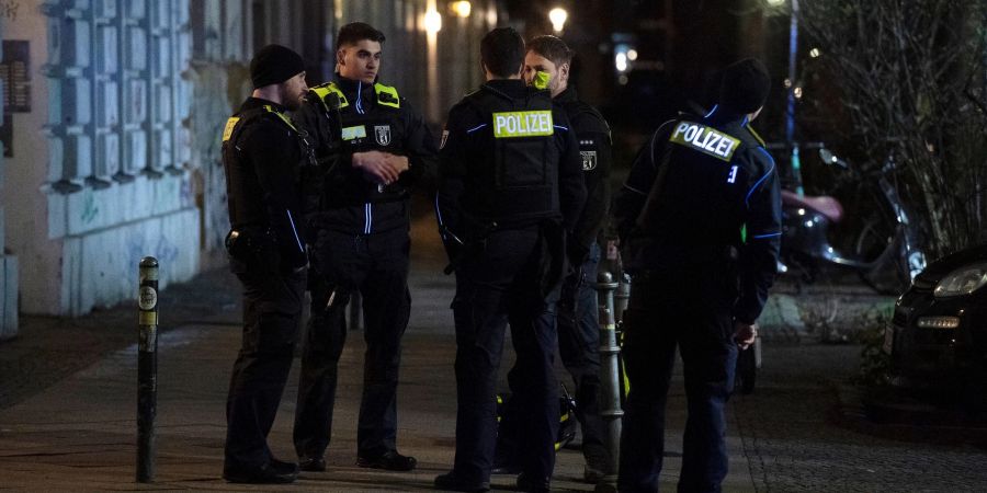 Einsatzkräfte der Polizei vor einem Wohnhaus in Berlin-Kreuzberg. Dort eskalierte ein Familienstreit.