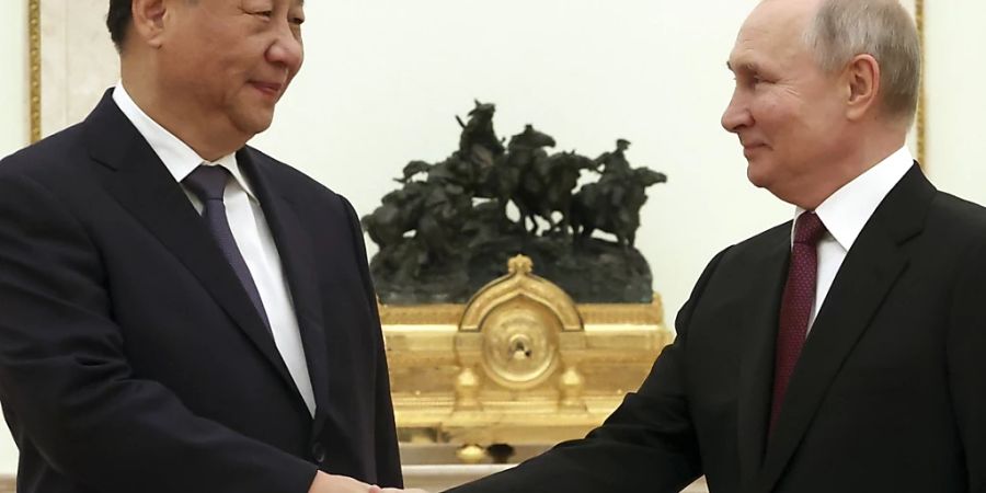 Chinas Staats- und Parteichef Xi Jinping (l) und Russlands Präsident Wladimir Putin in Moskau. Foto: Sergei Karpukhin/Pool Sputnik Kremlin via AP/dpa