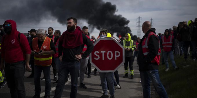 Öl-Arbeiter blockieren in Südfrankreich eine Strasse am 21. März, 2023. (AP Photo/Daniel Cole) APTOPIX France Pensions