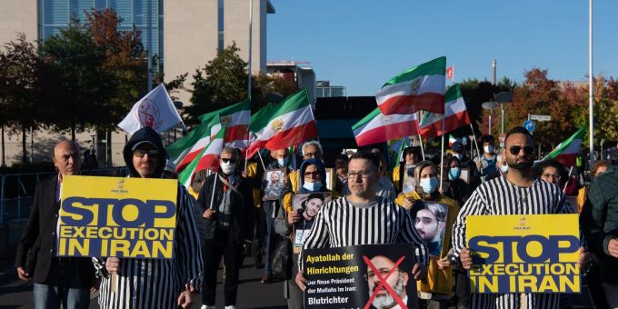 Demonstranten protestieren in Berlin gegen Hinrichtungen im Iran (Archivbild). Demonstranten protestieren in Berlin gegen Hinrichtungen im Iran (Archivbild).