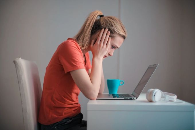 Gerade erfolgreich ein Projekt beendet, und schon unglücklich? Sie könnten vom Impostor-Syndrom betroffen sein. erfolgreich Projekt Impostor-Syndrom