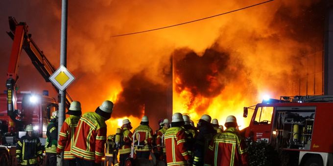 Einsatzkräfte der Feuerwehr löschen den Brand auf dem Firmengelände eines Automobilzulieferers in Allmendingen. Einsatzkräfte der Feuerwehr löschen den Brand auf dem Firmengelände eines Automobilzulieferers in Allmendingen.