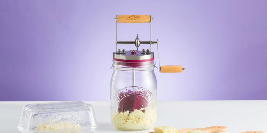Sahne in das Glas geben, den Griff drehen und in weniger als zehn Minuten ist die (Kräuter-)Butter im Butterfass von Kilner fertig.