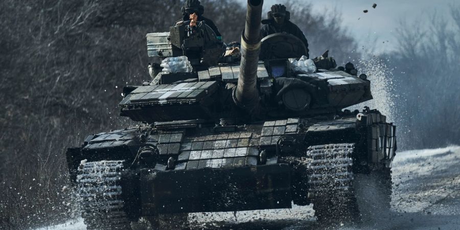 Ukrainische Soldaten auf einem Panzer an der Frontlinie in Bachmut.