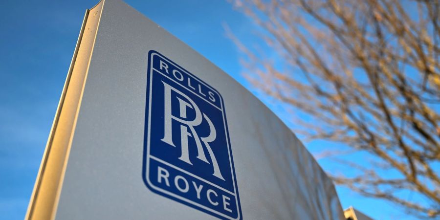 Das Logo von Rolls Royce auf einer Stehle vor dem Werk 1 in Friedrichshafen.