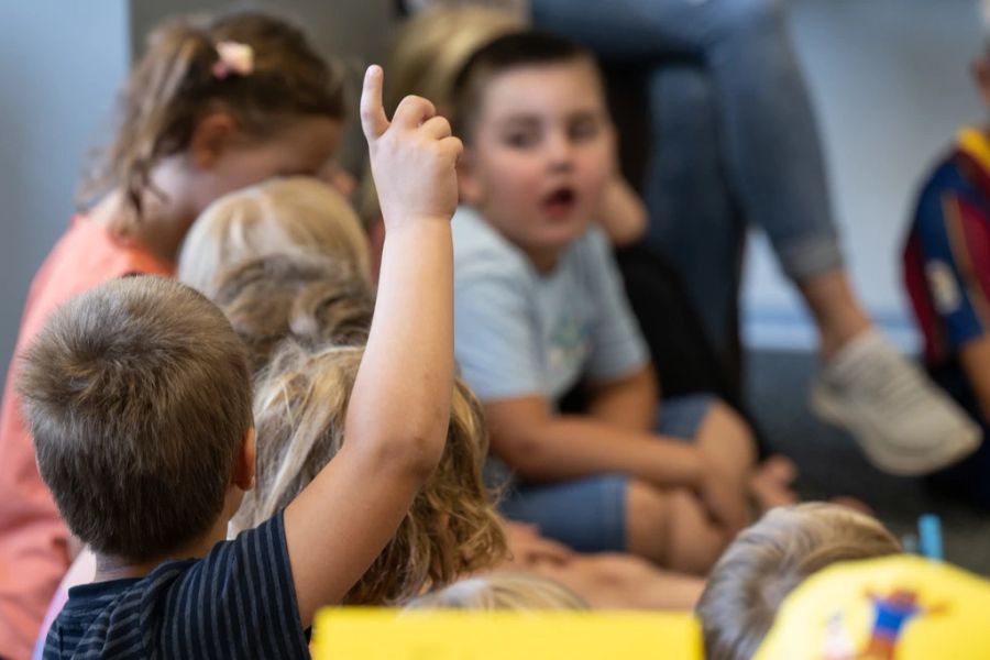 Es sei sogar schon vorgekommen, dass Kinder ihr Mami während des Unterrichts anrufen, wenn ihnen etwas nicht passt. (Symbolbild)