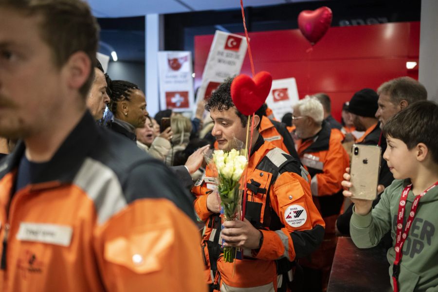 Blumen und andere Danksagungen für die heimgekehrten Schweizer Retter. (KEYSTONE/Ennio Leanza)