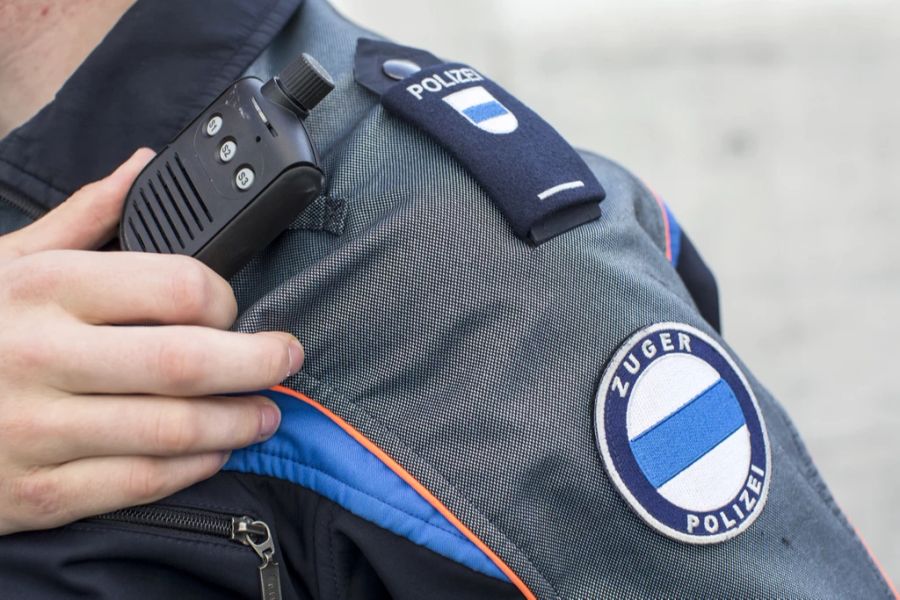 ... und ein Polizist wurde in Zug bei einer Verhaftung mit einer abgebrochenen Flasche attackiert.