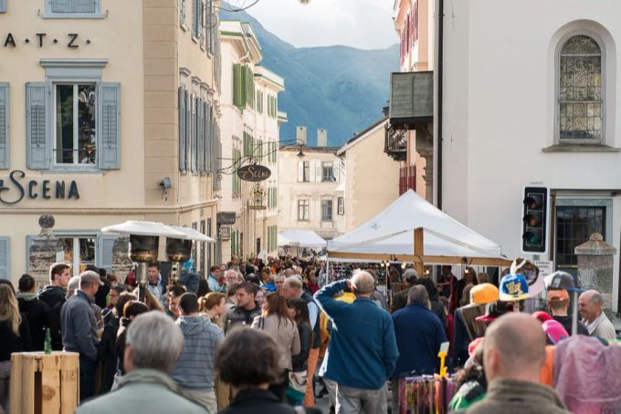 Donnerstags im Sommer findet der Laret Markt in Pontresinas Gassen statt. Laret Markt Pontresina