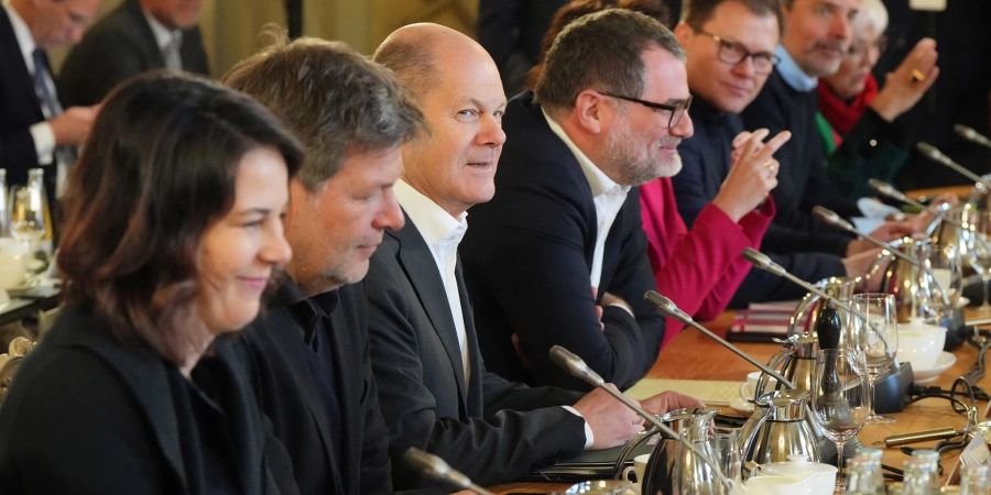 Bundeskanzler Olaf Scholz (M) eröffnet im Gästehaus der Bundesregierung in Meseberg die Klausurtagung des Bundeskabinetts.