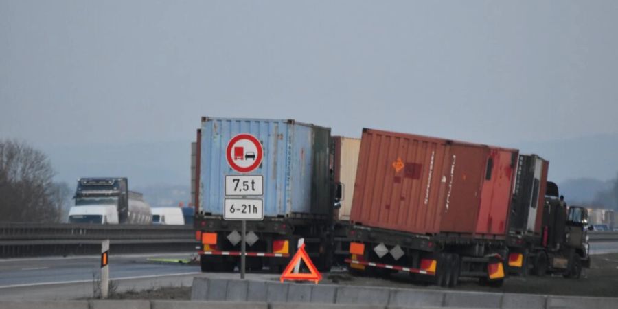 Die Lastwagen stehen nach dem Unfall an der Autobahn.