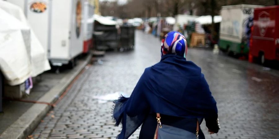 Frau mit Kopftuch in Berlin-Neukölln.