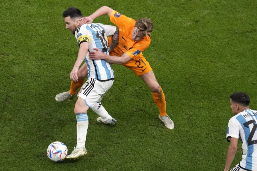 Der WM-Viertelfinal zwischen Argentinien und Holland ist hart umkämpft.