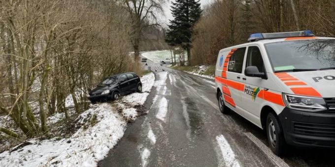 Stetten: Fahrverbot missachtet und Alleinunfall verursacht Stetten: Fahrverbot missachtet und Alleinunfall verursacht