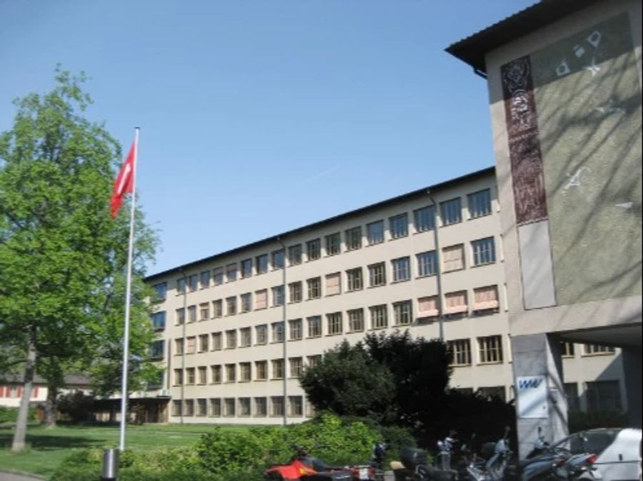 Am Wirtschaftsgymnasium Basel erhalten die Schüler Klimaunterricht von der Organisation «Myblueplanet».