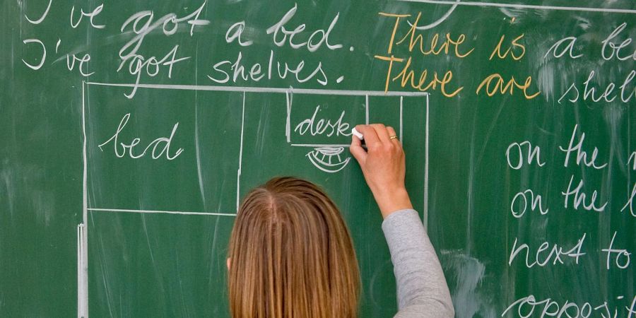 Eine Grundschullehrerin bei der Arbeit.