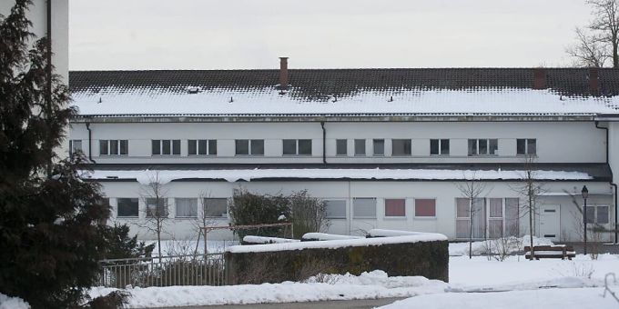 Aussenansicht des Asylzentrums Perreux in Boudry NE. Der Bundesrat möchte die Sicherheit in den Asylzentren erhöhen. (Themenbild) Asylzentren