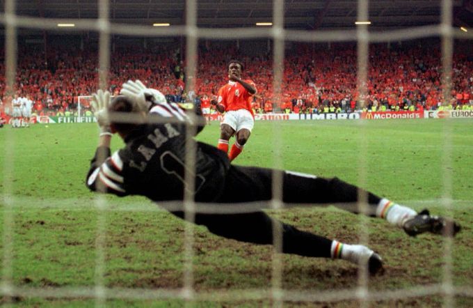 Lama spielte bei Paris saint-Germain und im Nationalteam von Frankreich, hier an der EM 2000 gegen Holland. Lama Paris Saint-Germain