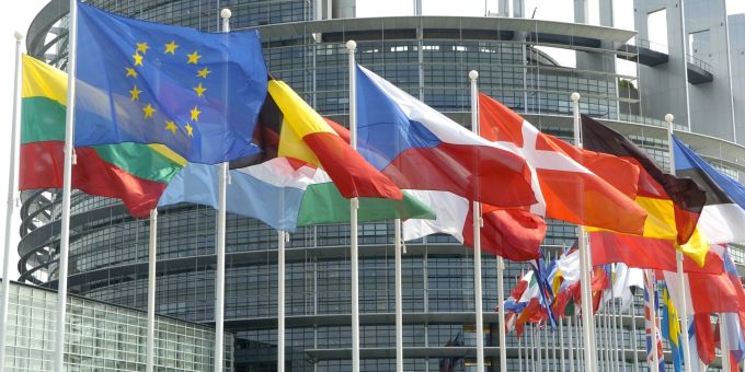 Die Flaggen der Mitgliedsländer der Europäischen Union vor dem Europa-Parlament in Strassburg. Die Flaggen der Mitgliedsländer der Europäischen Union vor dem Europa-Parlament in Strassburg.