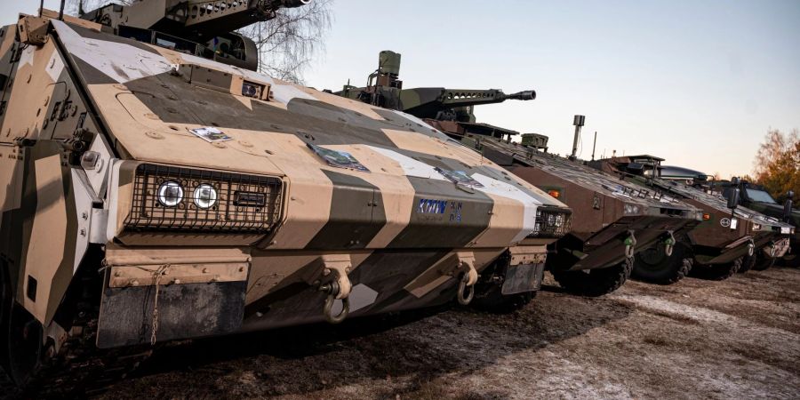 Ein Jahr nach der Ankündigung von 100 Milliarden Euro schweren Investitionen in die Bundeswehr blickt Deutschlands Rüstungsbranche optimistisch nach vorne.