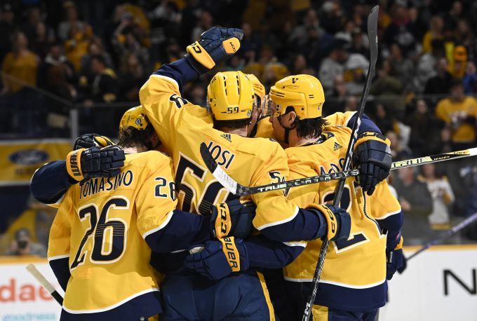 Roman Josi feiert einen Treffer der Nashville Predators mit seinen Teamkollegen. Roman Josi NHL