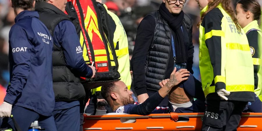 Der verletzte Neymar (M) von PSG wird vom Feld getragen.