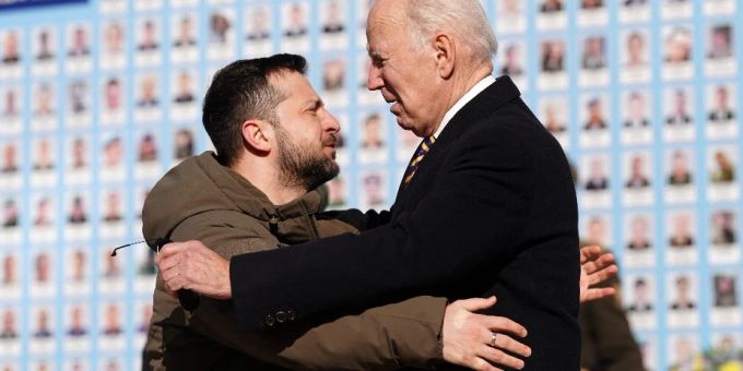 «Hier, um zu bleiben» - Das hat Bidens Selenskyj-Umarmung zu bedeuten