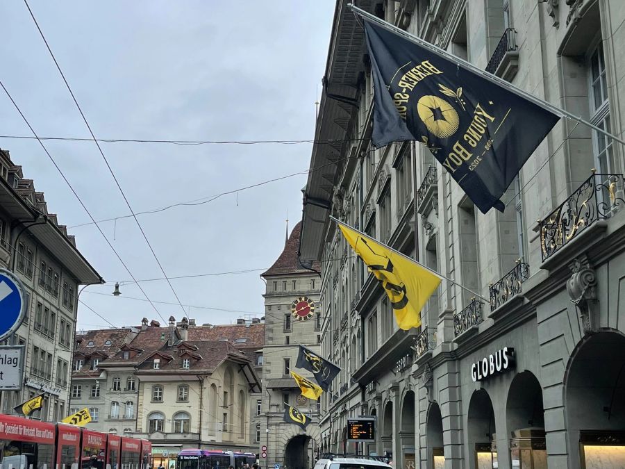 Auf den Fahnen werden die diversen Logos der Club-Geschichte gezeigt.